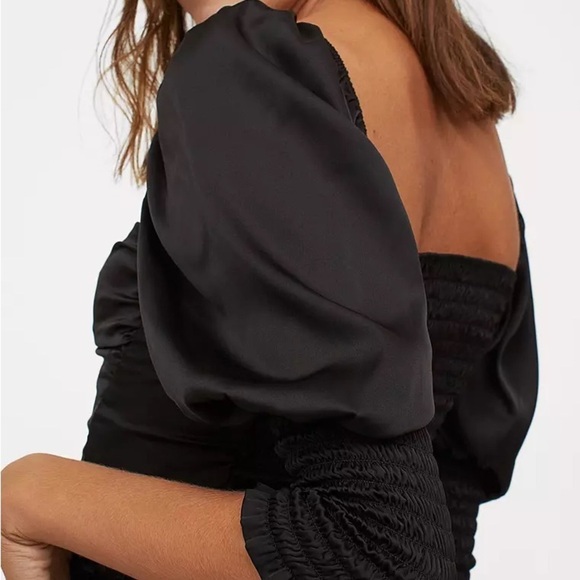 H&M Puff-sleeved Blouse - Picture 2 of 10